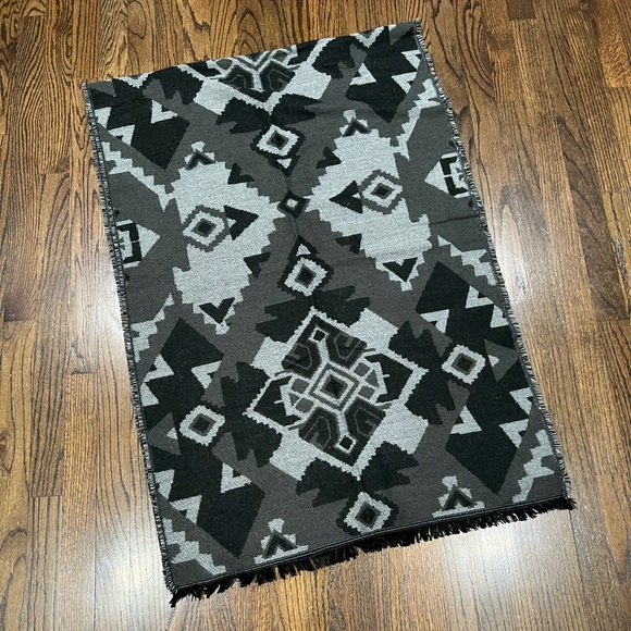 Like New Hollister Dark Gray/Black Jacquard Patterned Blanket Scarf - Picture 2 of 6
